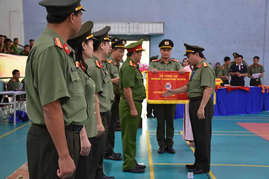 Ban tổ chức trao giải toàn đoàn. Ảnh: H.P