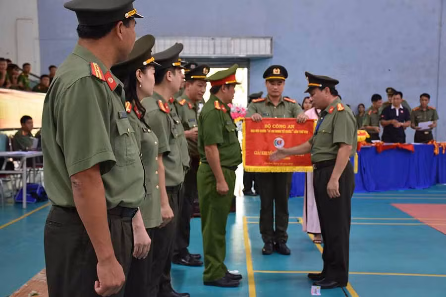 Ban tổ chức trao giải toàn đoàn. Ảnh: H.P