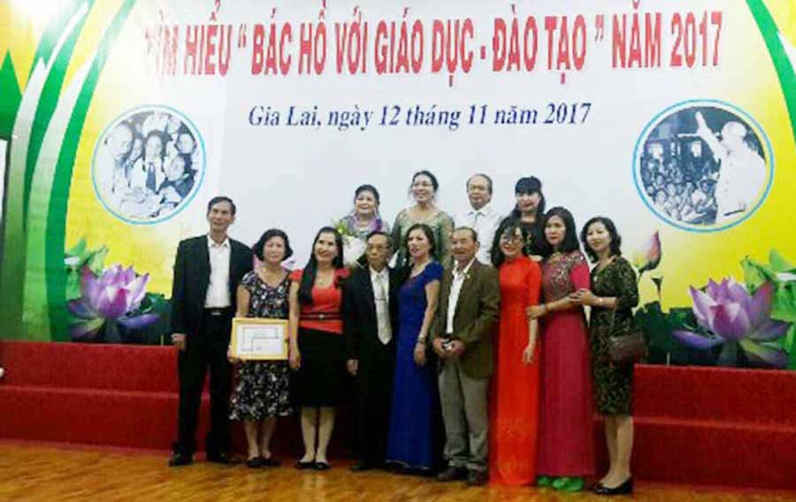 Hội Cựu giáo chức tỉnh tổ chức Hội thi tìm hiểu “Bác Hồ với Giáo dục-Đào tạo” năm 2017. Ảnh: K.N.B  Hội Cựu giáo chức tỉnh tổ chức Hội thi tìm hiểu “Bác Hồ với Giáo dục-Đào tạo” năm 2017. Ảnh: K.N.B