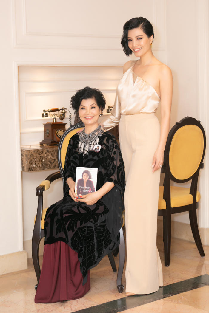 Cẩm Nhung bên mẹ, người bạn tri kỉ của cuộc đời cô