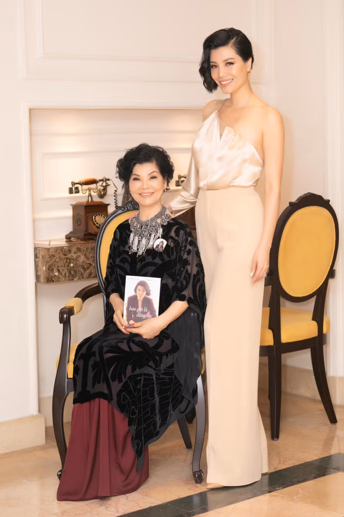 Cẩm Nhung bên mẹ, người bạn tri kỉ của cuộc đời cô