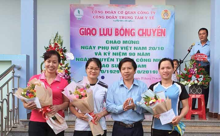 Ông Trần Trung Căn-Phó Tổng Giám đốc Công ty trao thưởng cho cá nhân xuất sắc. Ảnh: Đinh Yến