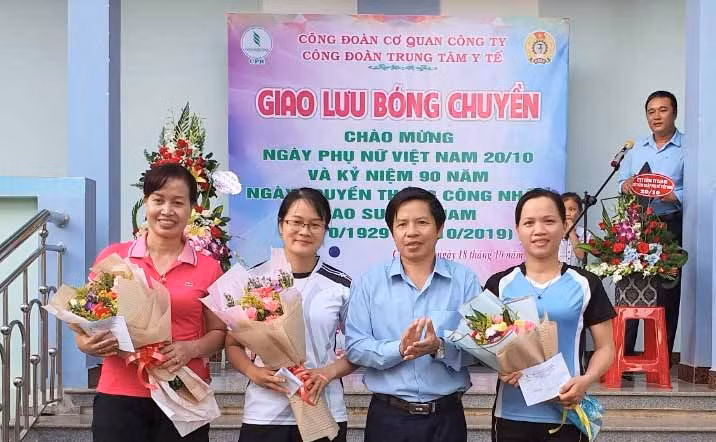 Ông Trần Trung Căn-Phó Tổng Giám đốc Công ty trao thưởng cho cá nhân xuất sắc. Ảnh: Đinh Yến