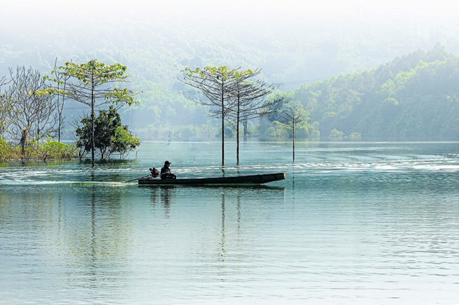  Đi thuyền chiêm ngưỡng vẻ đẹp hoang sơ nơi lòng hồ thủy điện - ẢNH: TUẤN TÚ