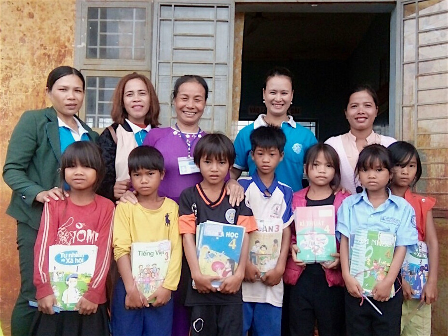 Hội LHPN xã Ia Blang tặng quà cho con em hội viên dân tộc thiểu số từ nguồn quỹ có được do bán ve chai. Ảnh: Hồng Thi