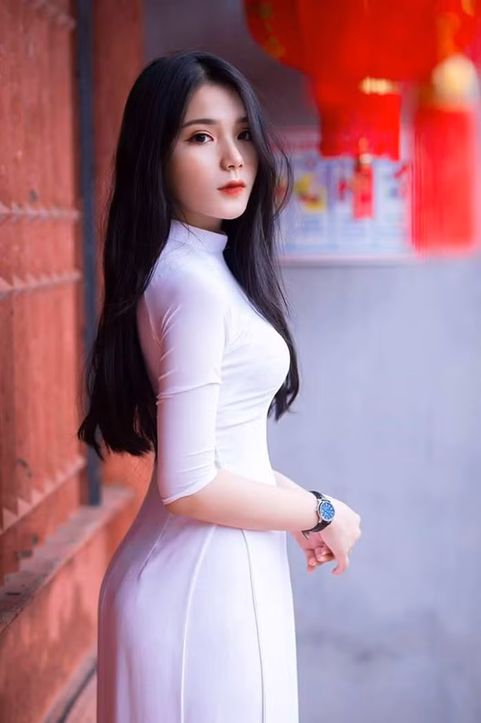 Diệu Anh sở hữu chiều cao nổi bật là 1,70m với vóc dáng cân đối cùng gương mặt nhỏ nhắn, xinh đẹp.