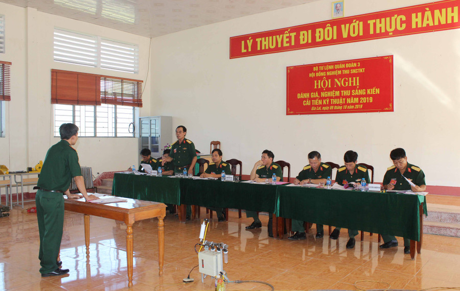 Hội đồng nghiệm thu chất vấn tác giả có sáng kiến. Ảnh: Vũ Duy Hiển