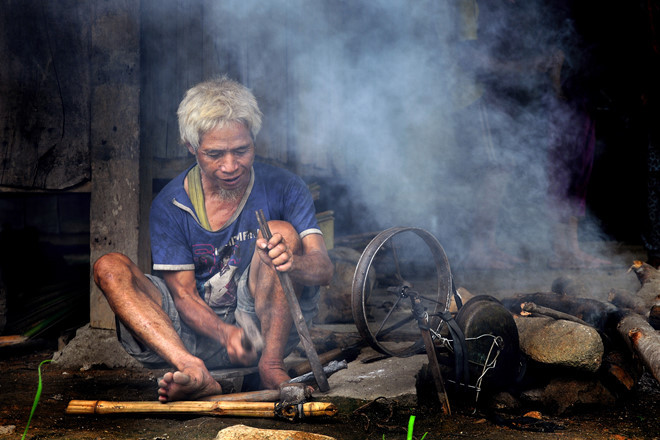 Nghề rèn của người Xê Đăng - ẢNH: TUẤN TÚ