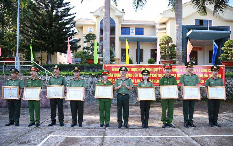 Các tập thể, cá nhân được UBND tỉnh tặng bằng khen. Ảnh: T.T