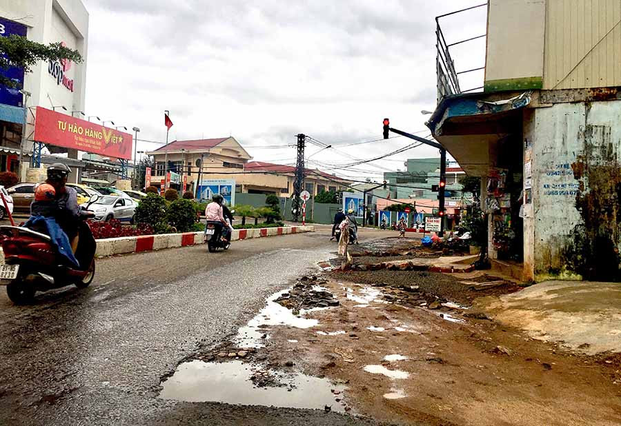  Căn nhà số 40 đường Cách Mạng Tháng Tám hiện vẫn chưa thể giải tỏa để đơn vị thi công thực hiện việc mở rộng đường. Ảnh: Hải Lê