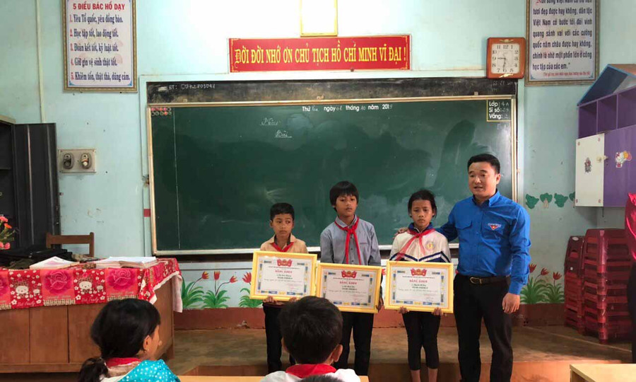 Anh Đỗ Duy Nam-Phó Bí thư Tỉnh Đoàn tặng bằng khen gương người tốt, việc tốt tiêu biểu tháng 8 cho 3 học sinh dũng cảm của Trường Tiểu học Nguyễn Chí Thanh. Ảnh: Phan Lài