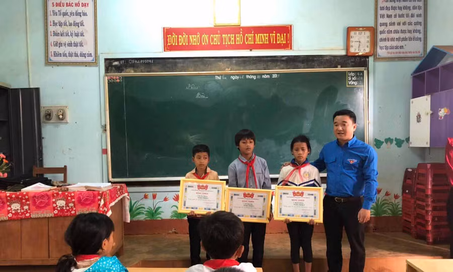 Anh Đỗ Duy Nam-Phó Bí thư Tỉnh Đoàn tặng bằng khen gương người tốt, việc tốt tiêu biểu tháng 8 cho 3 học sinh dũng cảm của Trường Tiểu học Nguyễn Chí Thanh. Ảnh: Phan Lài