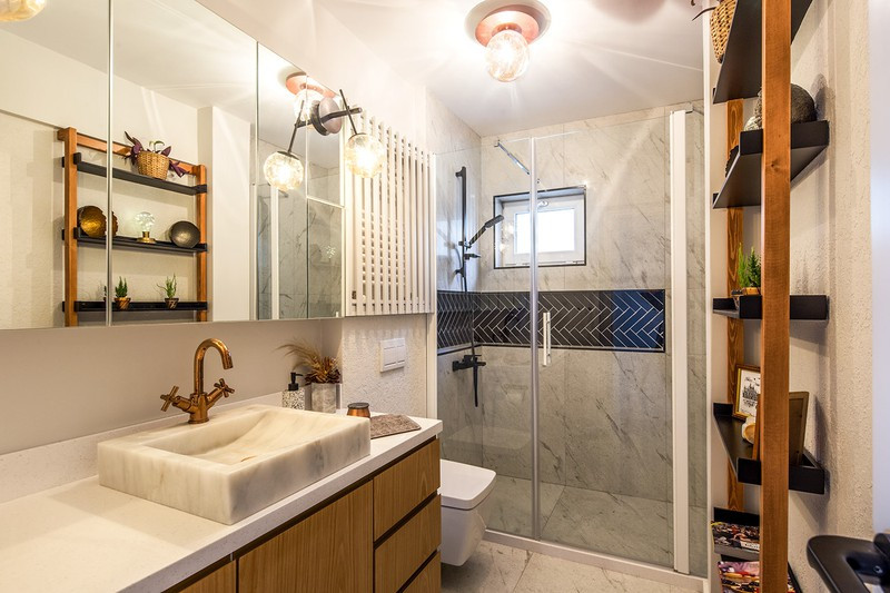 Bức tường kính giữ cho khu vực vệ sinh cá nhân luôn khô ráo. Bồn rửa tay bằng đá trở thành điểm nhấn hút mắt cho khu vực phòng tắm.