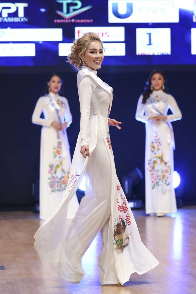  Ngân 98 trong phần thi áo dài.