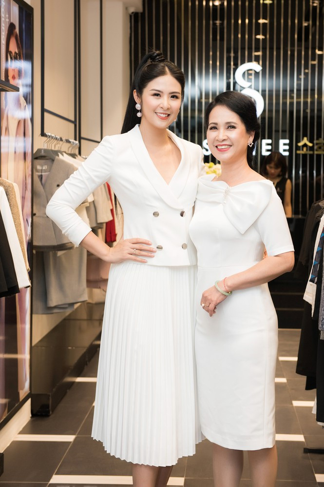  Mẹ chồng Lan Hương và Hoa hậu Ngọc Hân cùng diện trang phục màu trắng.