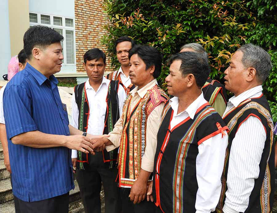Lãnh đạo huyện Đức Cơ động viên già làng và người có uy tín tích cực trong công tác tuyên truyền vận động quần chúng ở cơ sở. Ảnh: T.N