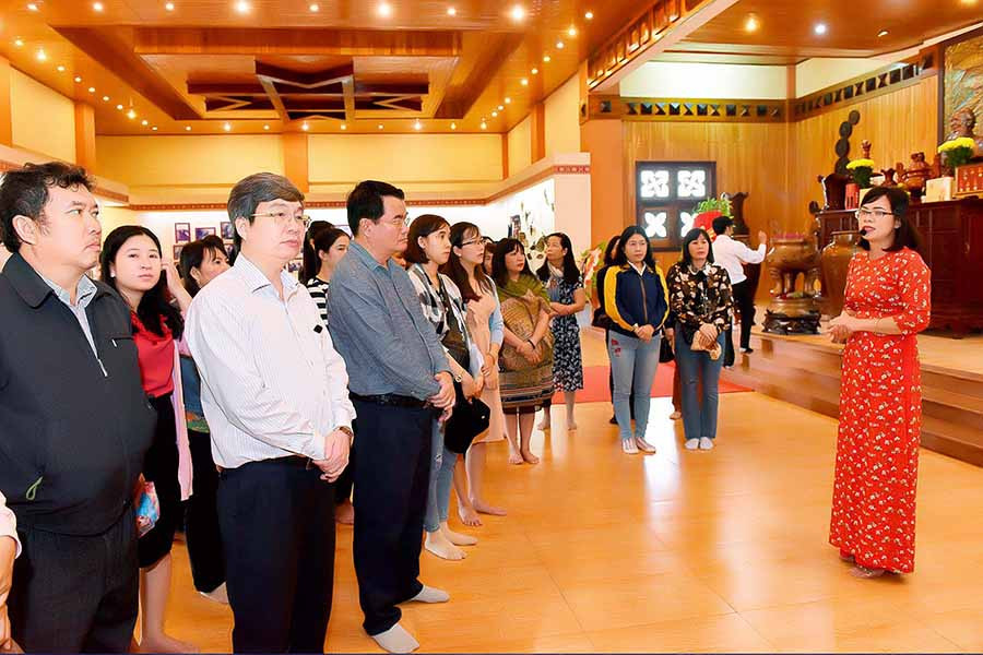 Các thành viên tham gia hành trình “Về nguồn” nghe giới thiệu về cuộc đời, sự nghiệp của Anh hùng Núp và ngôi làng Stơr anh hùng. Ảnh: Đ.T