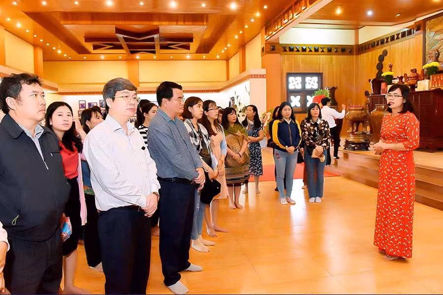 Các thành viên tham gia hành trình “Về nguồn” nghe giới thiệu về cuộc đời, sự nghiệp của Anh hùng Núp và ngôi làng Stơr anh hùng. Ảnh: Đ.T