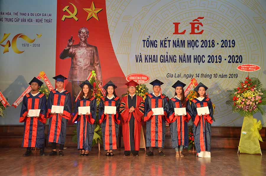  Ban Giám hiệu nhà trường trao bằng tốt nghiệp cho các em học sinh. Ảnh: P.L