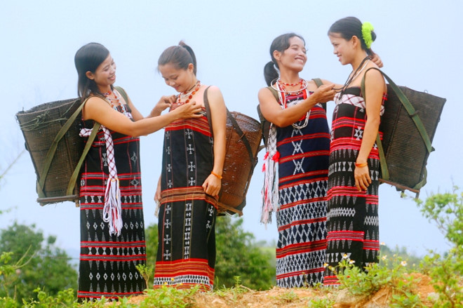 Những trang phục truyền thống của đồng bào Cơ Tu - ẢNH: MẠNH CƯỜNG