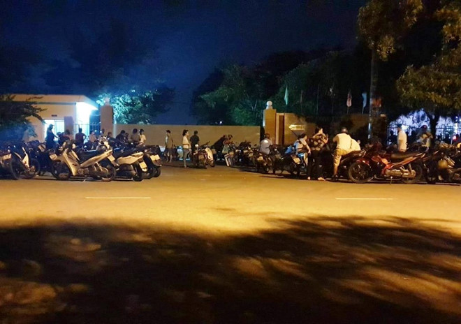 Người nhà nam công nhân tụ tập vây nhà máy vì cho rằng cái chết của anh Tây là bất thường- Ảnh: Nam Thịnh  Người nhà nam công nhân tụ tập vây nhà máy vì cho rằng cái chết của anh Tây là bất thường- Ảnh: Nam Thịnh