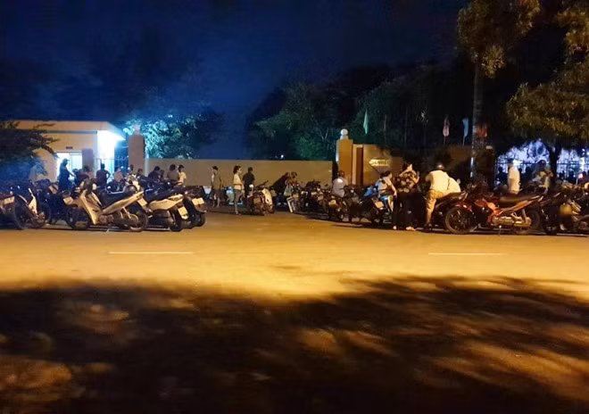  Người nhà nam công nhân tụ tập vây nhà máy vì cho rằng cái chết của anh Tây là bất thường- Ảnh: Nam Thịnh