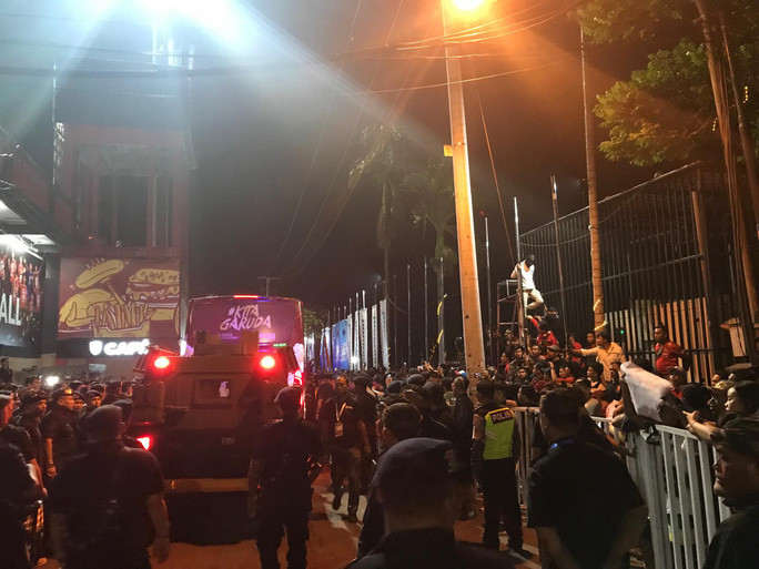 Hàng trăm CĐV Indonesia bao vây xe chở đội chủ nhà để phản ứng về chuỗi trận toàn thua đáng thất vọng