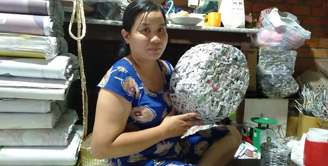  Chị Tuyết cùng sản phẩm sọt từ giấy - Ảnh: Duy Tân