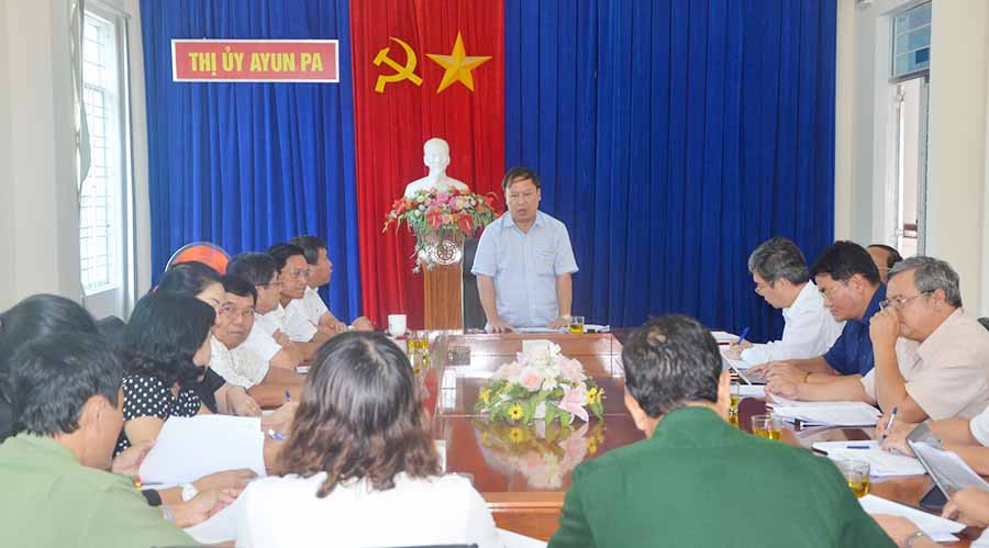 Phó Bí thư Tỉnh ủy Châu Ngọc Tuấn làm việc với Ban Thường vụ Thị ủy Ayun Pa. Ảnh: Đ.P Phó Bí thư Tỉnh ủy Châu Ngọc Tuấn làm việc với Ban Thường vụ Thị ủy Ayun Pa. Ảnh: Đ.P