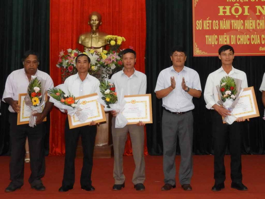 Các cá nhân được khen thưởng về thành tích xuất sắc trong 3 năm thực hiện Chỉ thị số 05-CT/TW của Bộ Chính trị khóa XII. Ảnh: Thanh Nhật