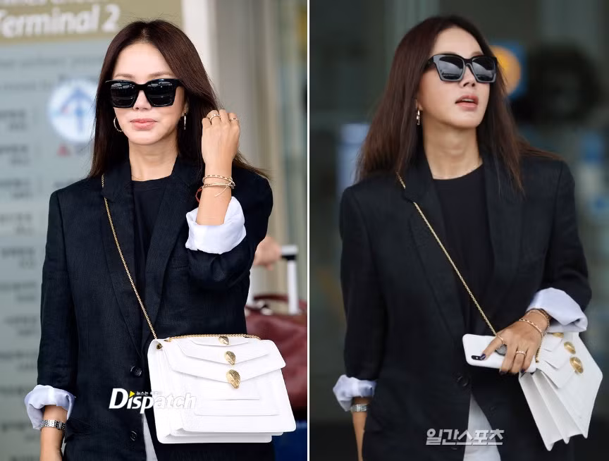  Phụ kiện kính mắt và túi xách đi kèm giúp tổng thể trang phục trở nên nổi bật. Trong mọi khoảnh khắc, Jung Hwa đều toát lên vẻ ngoài tự tin, đầy khí chất. Nhiều ý kiến cho rằng cô ngày càng trẻ trung và quyến rũ theo thời gian.