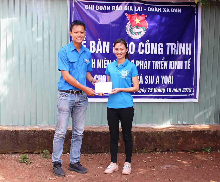 Bí thư Đoàn xã Dun (phải) đại diện nhận số tiền hỗ trợ sửa chữa nhà và mua gạo cho gia đình bà Yoai. Ảnh: Mộc Trà Bí thư Đoàn xã Dun (phải) đại diện nhận số tiền hỗ trợ sửa chữa nhà và mua gạo cho gia đình bà Yoai. Ảnh: Mộc Trà