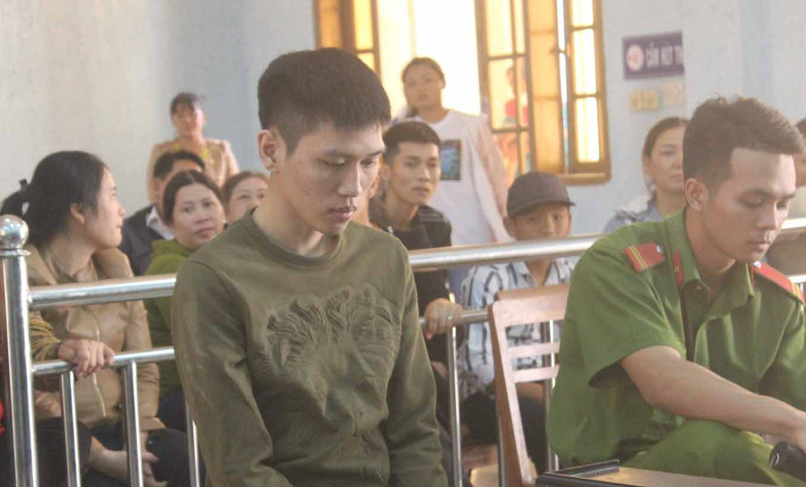 Huân đã tỏ ra ăn năn hối lỗi trước hành vi của mình. Ảnh: Văn Ngọc