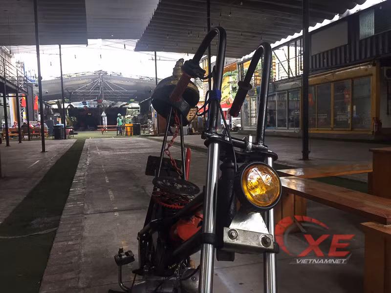  Phần đầu đèn pha lớn và đèn xi-nhan nguyên bản được lượt bỏ, thay thế bằng đèn pha độ.