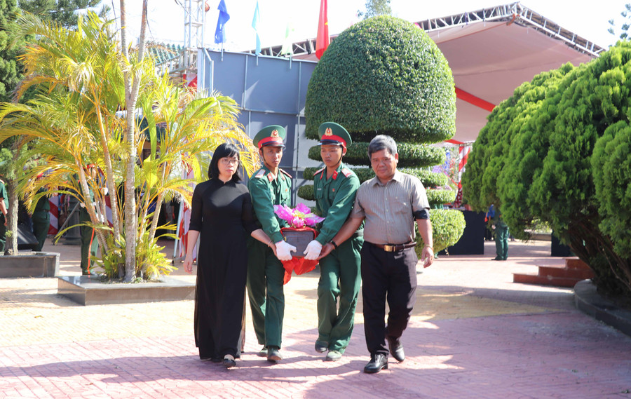 Các đồng chí lãnh đạo tỉnh, thị xã An Khê cùng lực lượng vũ trang đưa hài cốt liệt sĩ về an nghỉ tại Nghĩa trang Liệt sĩ thị xã An Khê. Ảnh: Ngọc Minh