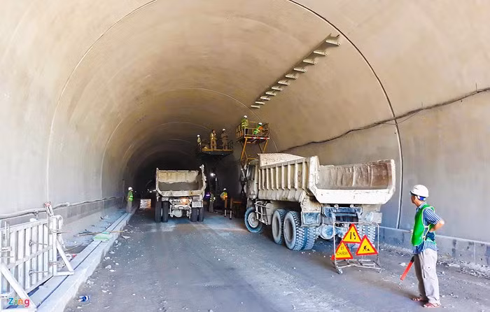 Những hạng mục còn lại đang thi công gồm bê tông vỏ hầm, nền mặt đường, hệ thống thoát nước...