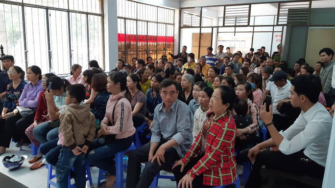 Sau khi được vận động, người dân vào phòng theo dõi phiên tòa qua màn hình Sau khi được vận động, người dân vào phòng theo dõi phiên tòa qua màn hình