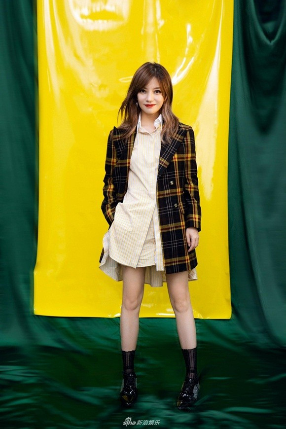 “Tiểu Yến Tử” chọn cho mình blazer kẻ sọc khoác ngoài bên trong là dáng váy áo sơ mi mix cùng ankle boots