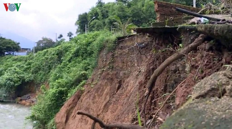  Một điểm sạt lở đất nghiêm trọng tại Tổ dân phố 1, thị trấn Đạ M’Ri, huyện Đạ Huoai.