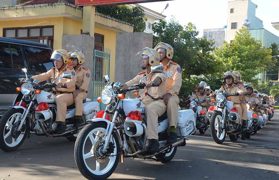 Lực lượng Cảnh sát Giao thông Công an tỉnh ra quân tuần tra, kiểm soát phương tiện. Ảnh: L.H  Lực lượng Cảnh sát Giao thông Công an tỉnh ra quân tuần tra, kiểm soát phương tiện. Ảnh: L.H