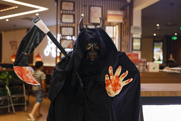  Và hóa trang thành thần chết