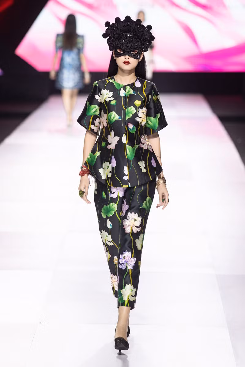 Phát huy thế mạnh của mình trong việc xử lý các chất liệu truyền thống Việt Nam, Thủy Nguyễn đã giúp BST đậm đà dấu ấn hồn Việt, mang nét nghệ thuật xưa đến gần với hiện đại.