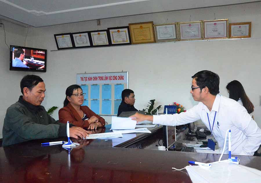 Người dân đến làm thủ tục hành chính tại Sở Tư pháp. Ảnh: V.H Người dân đến làm thủ tục hành chính tại Sở Tư pháp. Ảnh: V.H