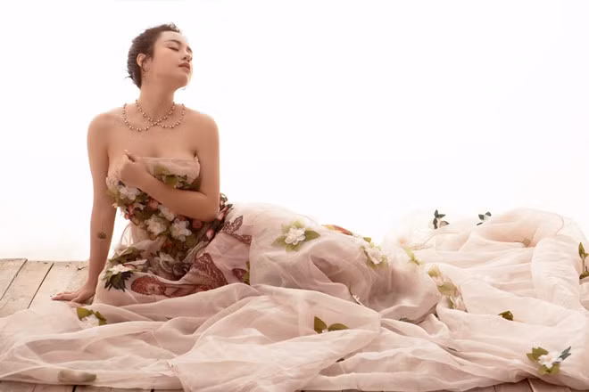 Từng là nữ ca sĩ trung thành với phong cách kín đáo nhưng đến nay Thái Trinh đã thay đổi hoàn toàn để trở nên gợi cảm, quyến rũ hơn - Ảnh: Milor Trần