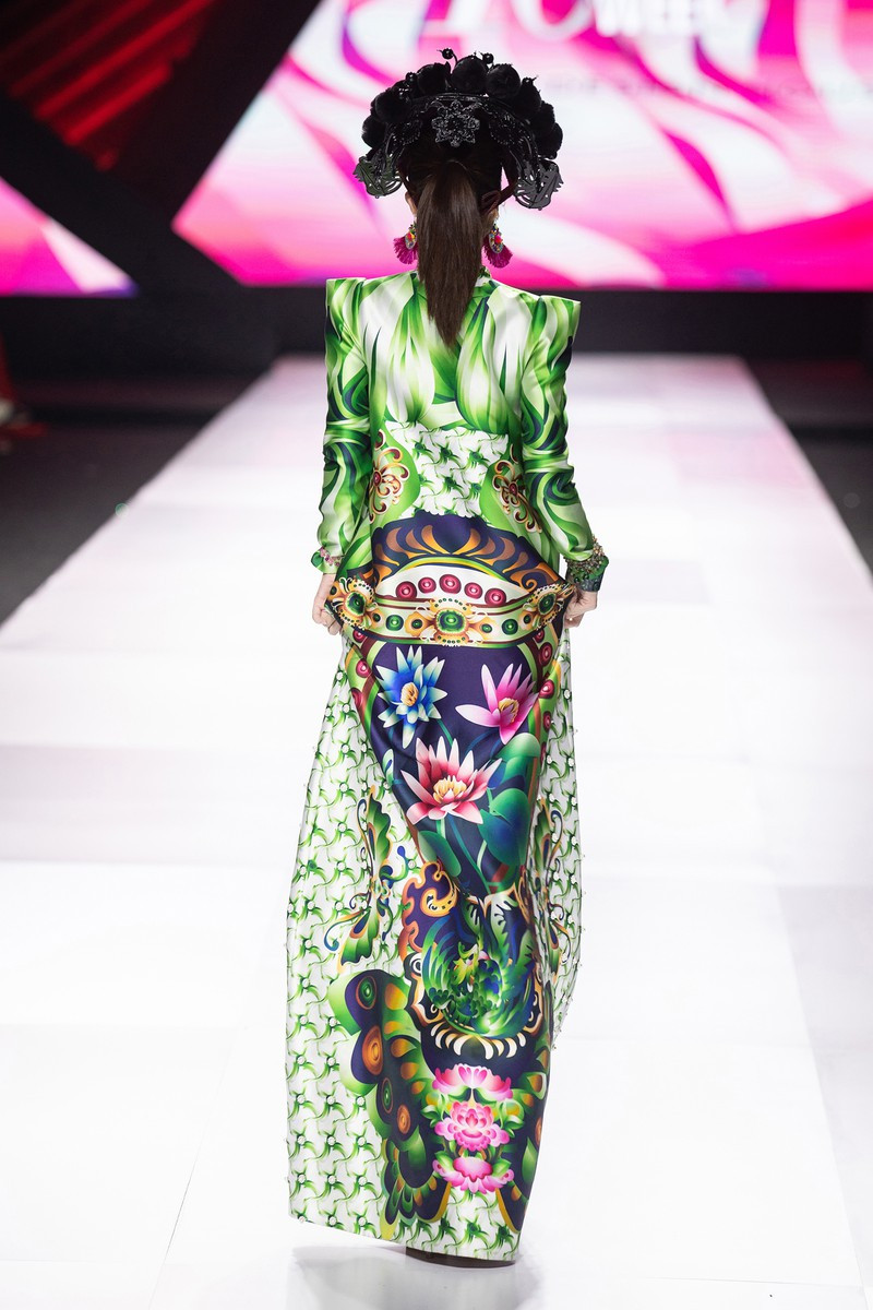 Là một trong những nhà thiết kế quen thuộc đồng hành cùng Tuần lễ Thời trang Quốc tế Việt Nam từ những mùa đầu tiên, Thuỷ Nguyễn luôn mang đến cho giới mộ điệu những cung bậc cảm xúc mới mẻ thông qua thông điệp của từng BST.