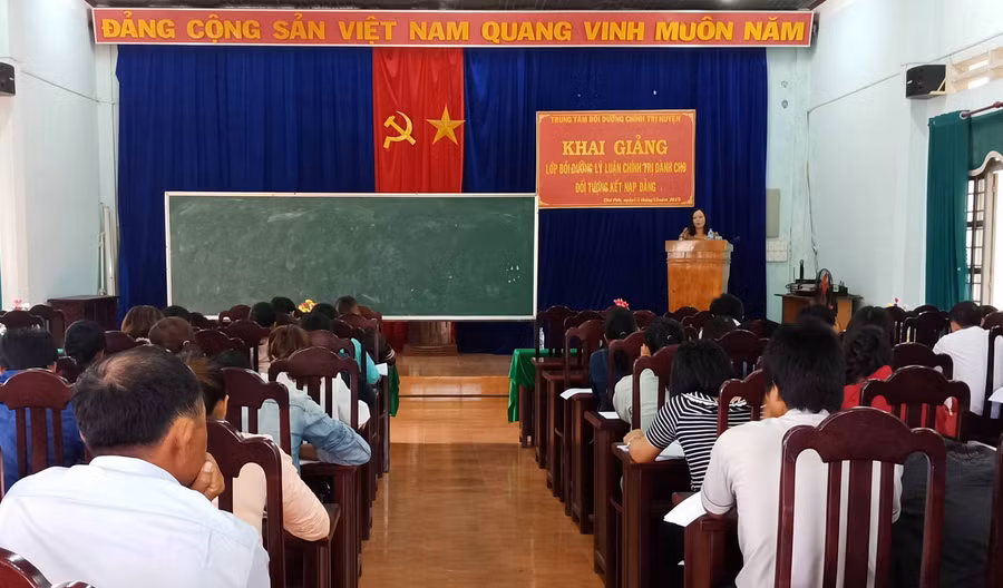  Toàn cảnh lớp khai giảng. Ảnh: Anh Thư