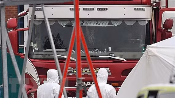 Cảnh sát điều tra tại hiện trường xe container chứa 39 thi thể ở Khu công nghiệp Waterglade thuộc Grays, phía Đông London, Anh ngày 23/10/2019. (Nguồn: AFP/TTXVN) Cảnh sát điều tra tại hiện trường xe container chứa 39 thi thể ở Khu công nghiệp Waterglade thuộc Grays, phía Đông London, Anh ngày 23/10/2019. (Nguồn: AFP/TTXVN)