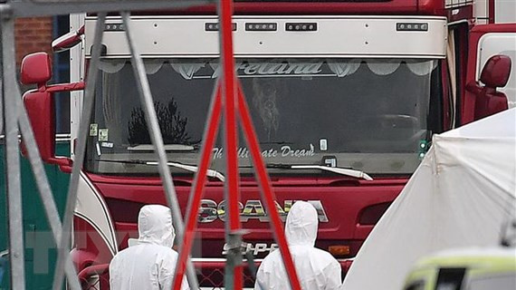  Cảnh sát điều tra tại hiện trường xe container chứa 39 thi thể ở Khu công nghiệp Waterglade thuộc Grays, phía Đông London, Anh ngày 23/10/2019. (Nguồn: AFP/TTXVN)