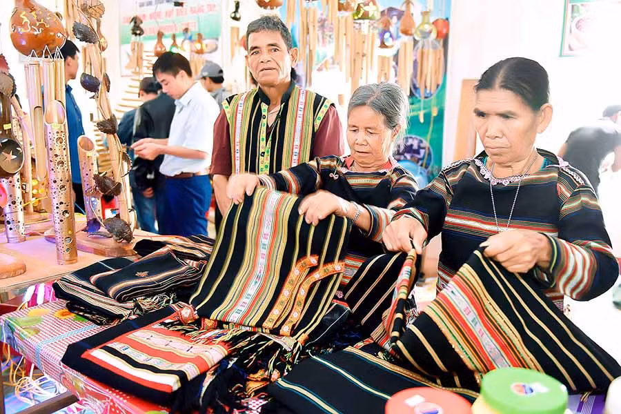 Hàng thổ cẩm của người Jrai được bán ở chợ phiên Cửa khẩu Quốc tế Lệ Thanh. Ảnh: ĐỨC THỤY