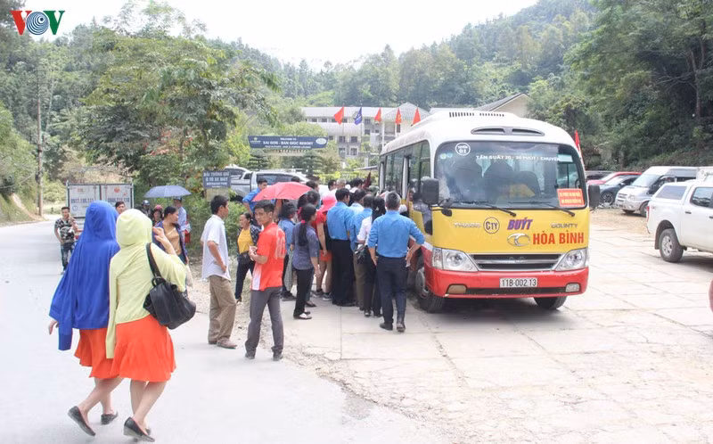  Ban Tổ chức bố trí xe bus đưa đón miễn phí du khách.